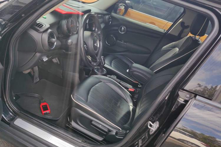Used MINI 2017 1.5T COOPER Ice Blue Limited Edition Five-Door Version Left Front Seat