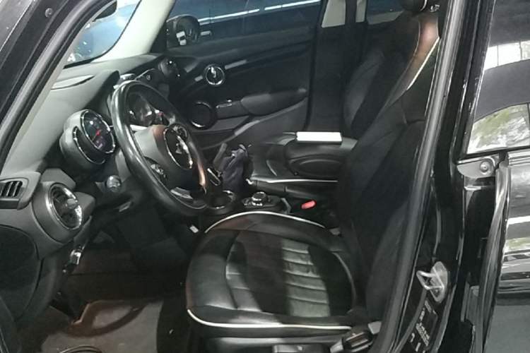 Used MINI 2017 1.5T COOPER Ice Blue Limited Edition Five-Door Version Left Front Seat