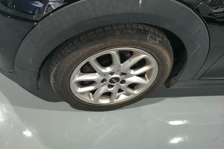 Used MINI 2017 1.5T COOPER Ice Blue Limited Edition Five-Door Version Left Front Wheel Hub
