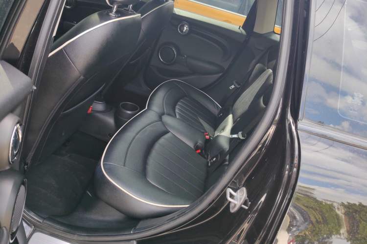 Used MINI 2017 1.5T COOPER Ice Blue Limited Edition Five-Door Version Left Rear Seat