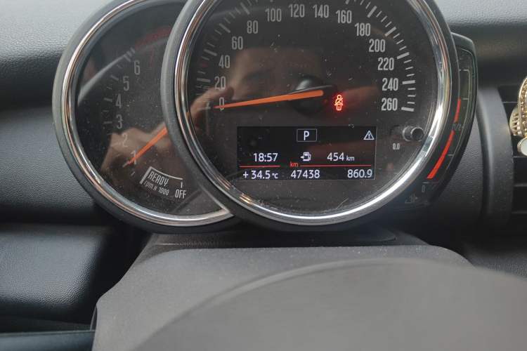 Used MINI  Odometer Close Up
