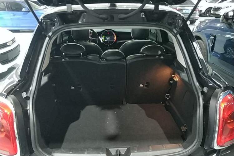 Used MINI 2017 1.5T COOPER Ice Blue Limited Edition Five-Door Version Trunk