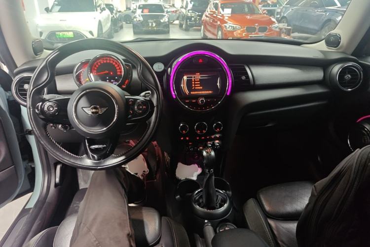 Used MINI 2017 1.5T COOPER Limited Edition in Ice Blue Center Console