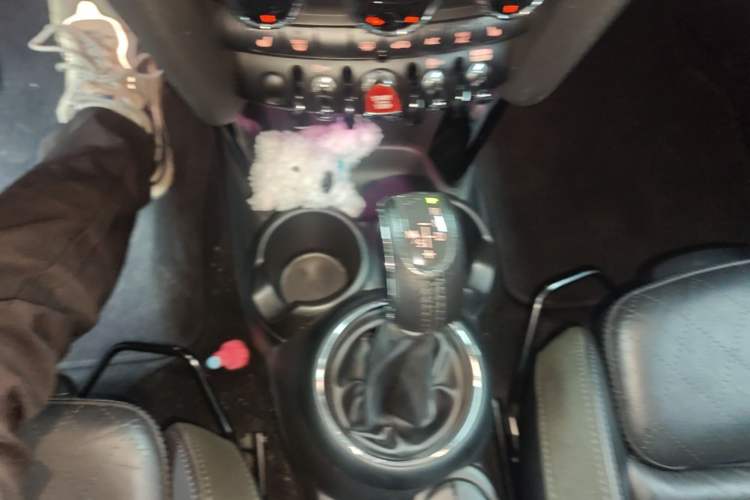 Used MINI 2017 1.5T COOPER Limited Edition in Ice Blue Gear Lever