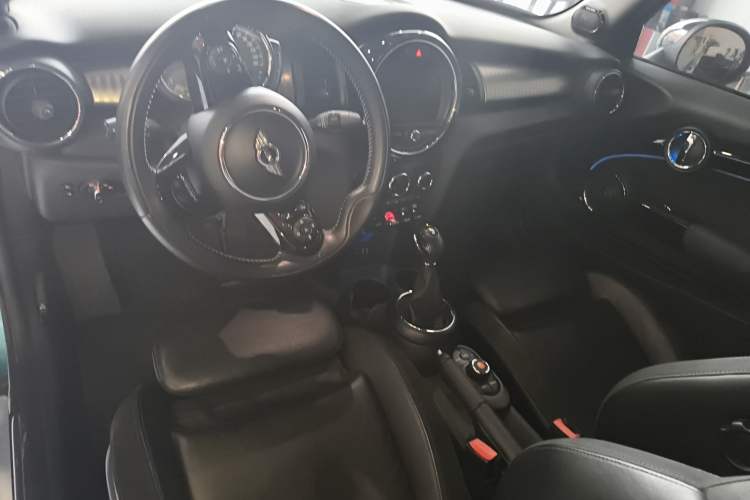 Used MINI 2017 1.5T COOPER CABRIO Freedom Edition Interior 2