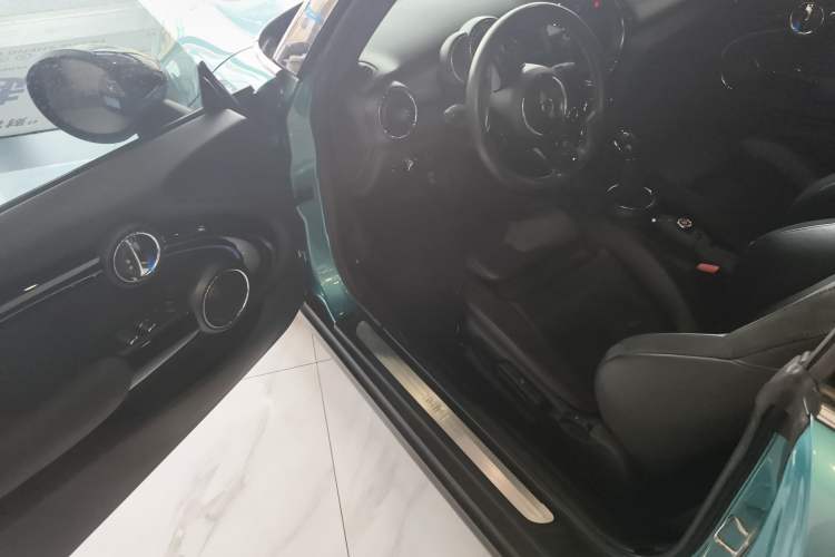 Used MINI 2017 1.5T COOPER CABRIO Freedom Edition Interior 3