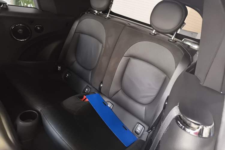 Used MINI 2017 1.5T COOPER CABRIO Freedom Edition Interior 4