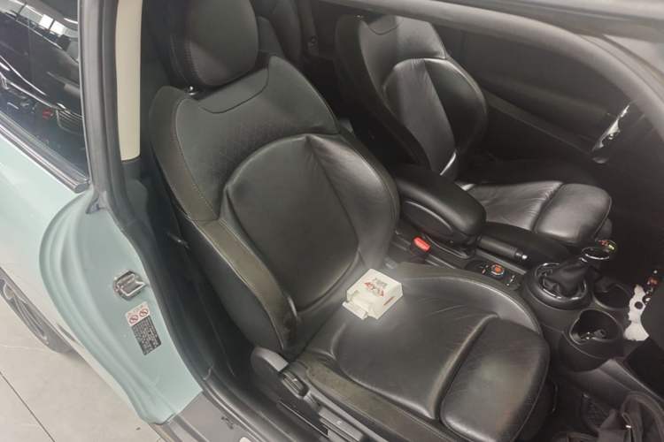 Used MINI 2017 1.5T COOPER Limited Edition in Ice Blue Right Front Seat