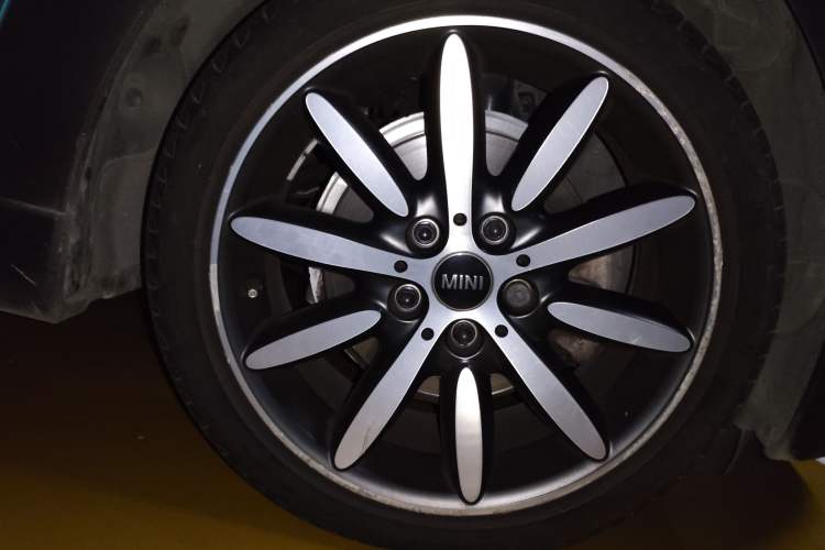 Used MINI 2017 1.5T COOPER CABRIO Freedom Edition Right Front Wheel Hub