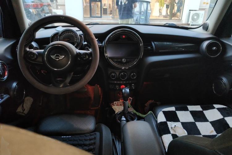 Used MINI 2017 2.0T COOPER S Racing Enthusiast Five-Door Edition Center Console