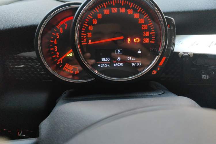 Used MINI 2017 2.0T COOPER S Racing Enthusiast Five-Door Edition Odometer Close Up