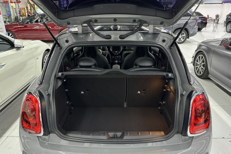 Used MINI 2017 2.0T COOPER S for Car Enthusiasts Interior 4
