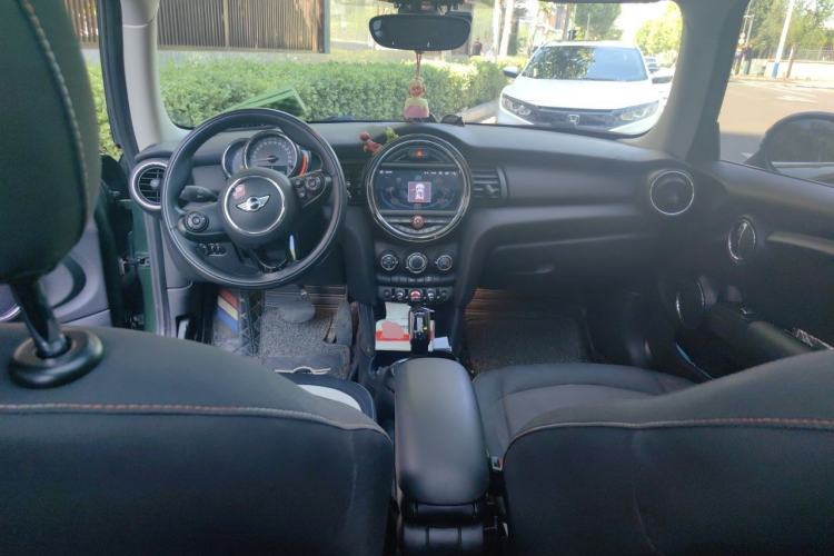 Used MINI 2017 1.5T COOPER Limited Edition in Ice Blue Center Console