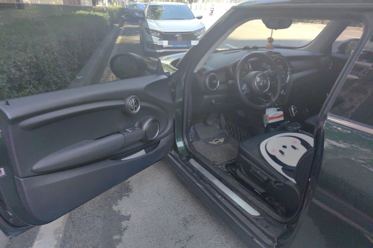 Used MINI 2017 1.5T COOPER Limited Edition in Ice Blue Driver Seat