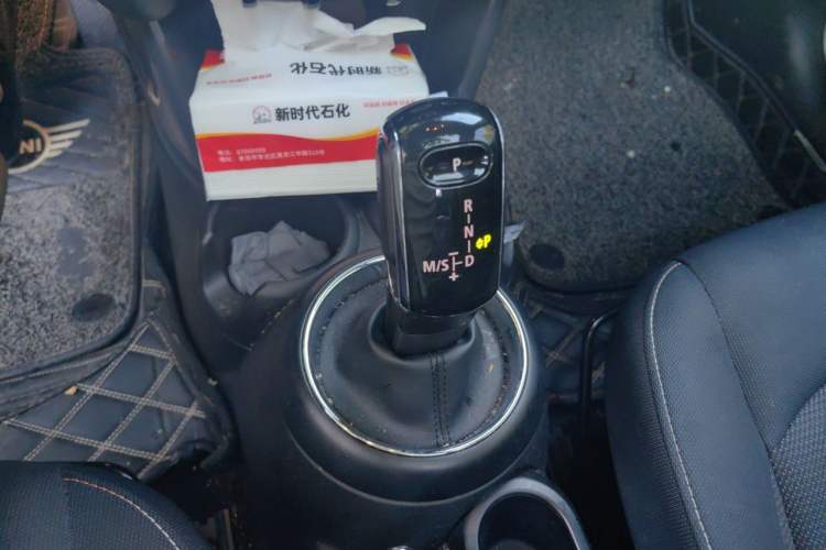 Used MINI 2017 1.5T COOPER Limited Edition in Ice Blue Gear Lever