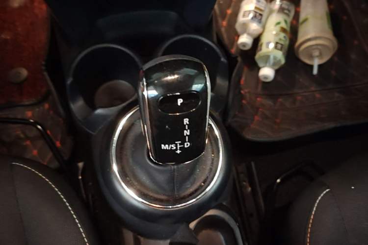 Used MINI 2017 1.5T COOPER Caribbean Blue Limited Edition Gear Lever