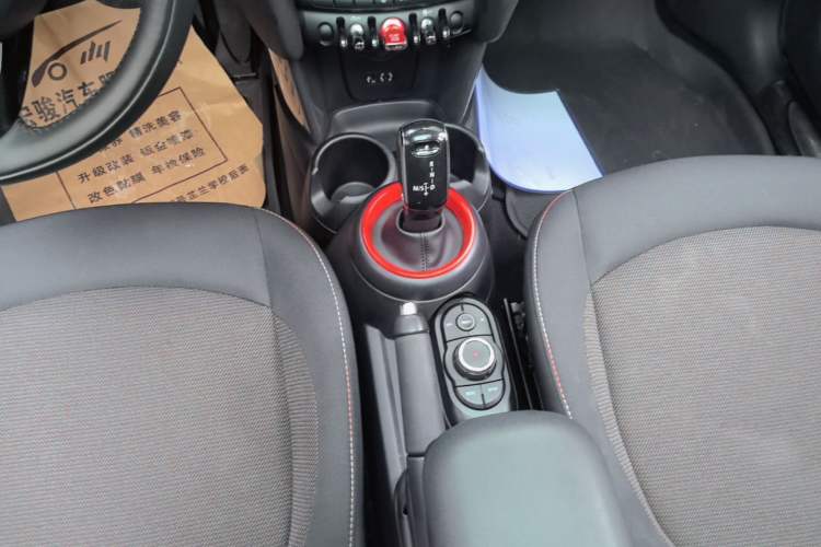 Used MINI 2017 1.5T COOPER Ice Blue Limited Edition Five-Door Version Gear Lever