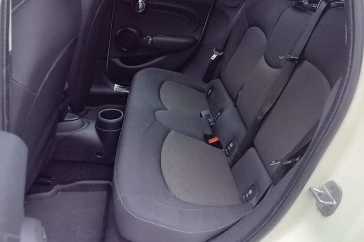 Used MINI 2017 1.5T COOPER Ice Blue Limited Edition Five-Door Version Left Rear Seat