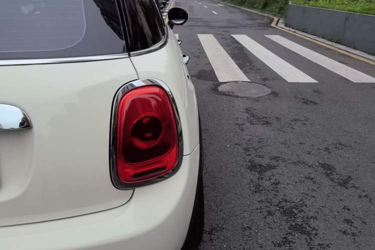 Used MINI 2017 1.5T COOPER Ice Blue Limited Edition Five-Door Version Right Rear Taillight