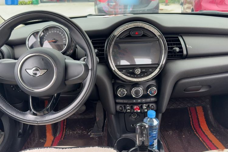 Used MINI 2017 1.5T COOPER Ice Blue Limited Edition Five-Door Version Interior 3