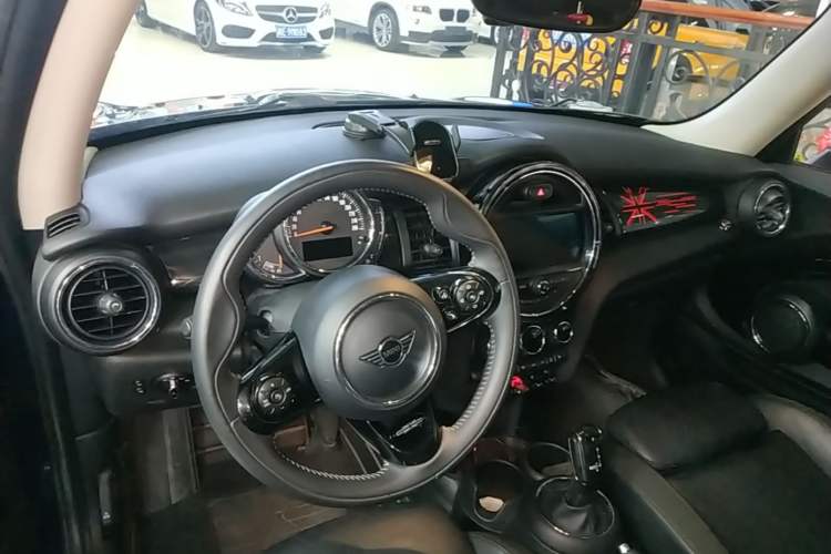 Used MINI 2018 1.5T COOPER Artist Center Console