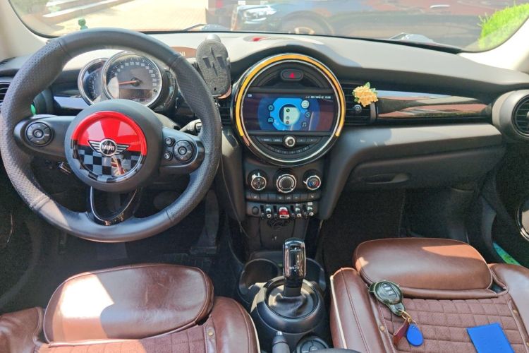 Used MINI 2018 1.5T COOPER Classic Edition Five-Door Version Center Console