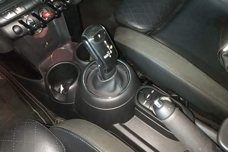 Used MINI 2018 1.5T COOPER Artist Gear Lever