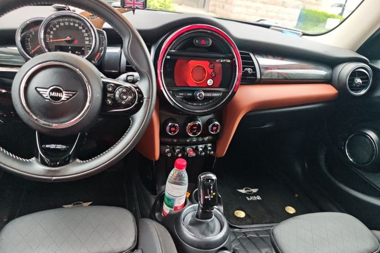 Used MINI 2018 1.5T COOPER Artist Five-Door Edition Center Console
