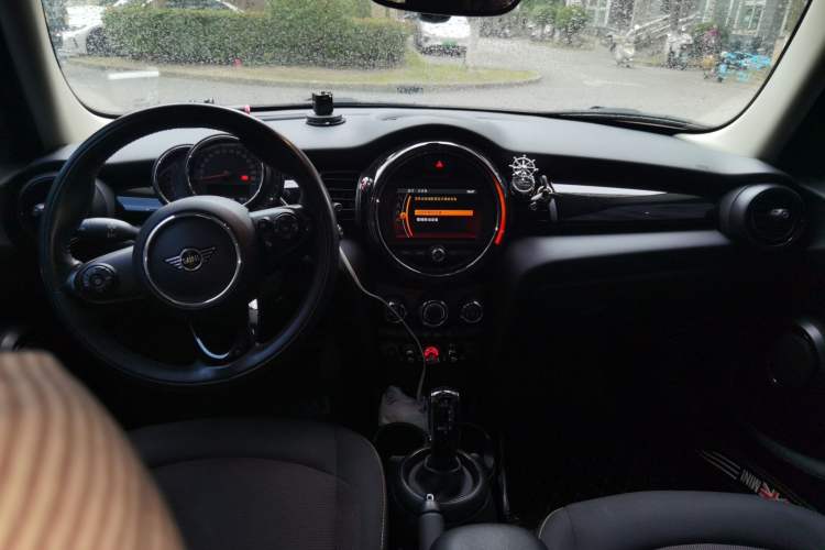 Used MINI 2018 1.5T ONE PLUS Five-Door Edition Center Console