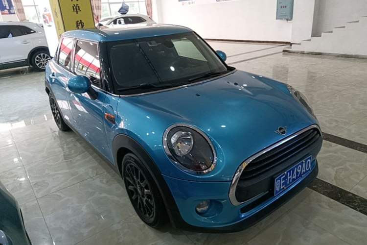 Used MINI 2018 1.5T ONE PLUS Five-Door Edition Front Right 45 Deg