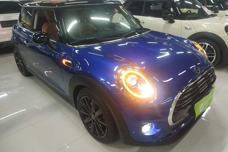 Used MINI 2018 1.5T COOPER Artist Front Right 45 Deg