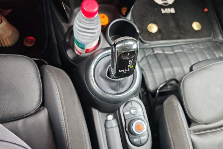 Used MINI 2018 1.5T COOPER Artist Five-Door Edition Gear Lever