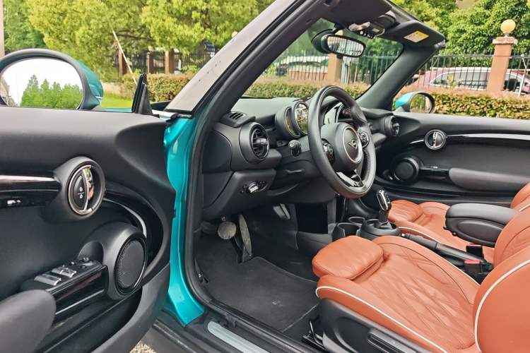 Used MINI 2018 1.5T COOPER CABRIO Artist Interior 1