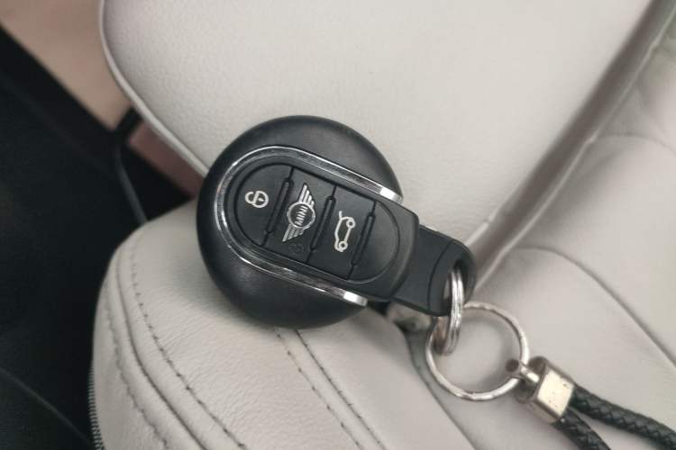 Used MINI 2018 1.5T COOPER CABRIO Artist Interior 1