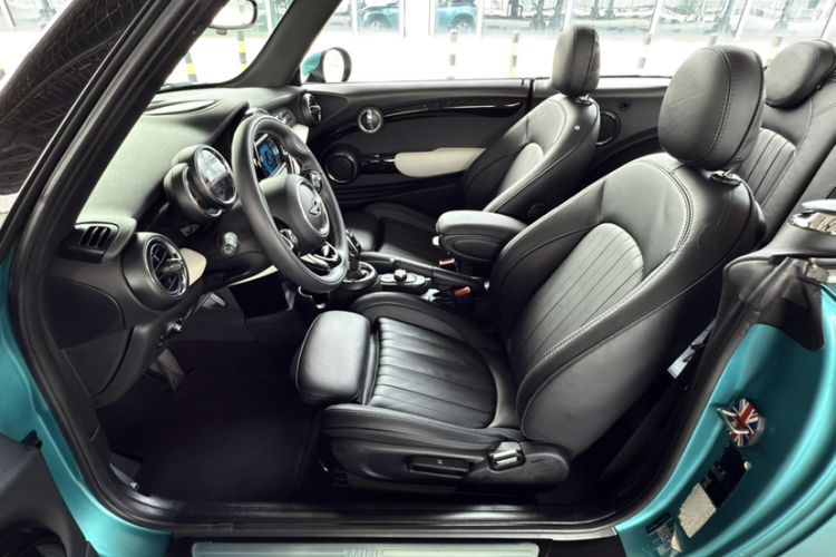 Used MINI 2018 1.5T COOPER CABRIO Artist Interior 10