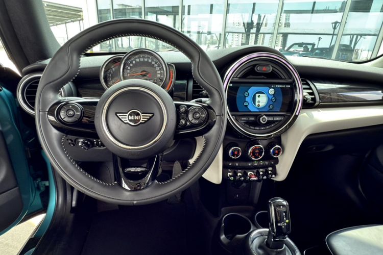 Used MINI 2018 1.5T COOPER CABRIO Artist Interior 2