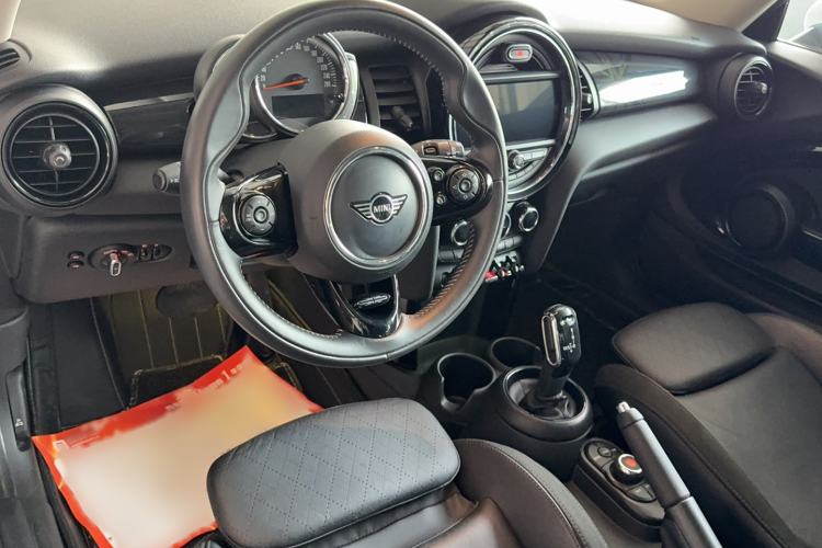 Used MINI 2018 1.5T COOPER Artist Interior 3