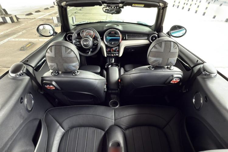 Used MINI 2018 1.5T COOPER CABRIO Artist Interior 3