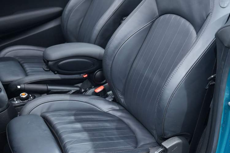 Used MINI 2018 1.5T COOPER CABRIO Artist Interior 4