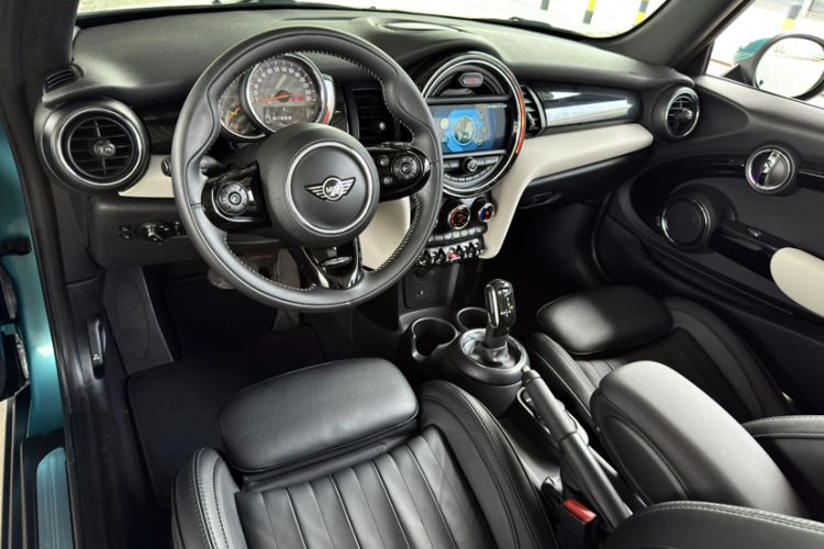 Used MINI 2018 1.5T COOPER CABRIO Artist Interior 4