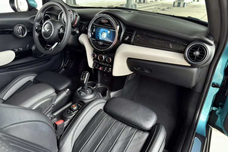 Used MINI 2018 1.5T COOPER CABRIO Artist Interior 5