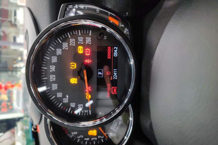 Used MINI 2018 1.5T COOPER CABRIO Artist Odometer Close Up