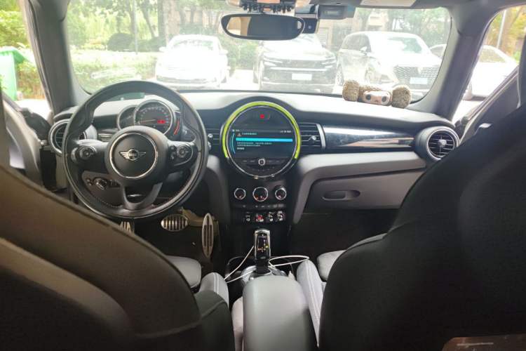 Used MINI 2018 1.5T COOPER Racing Edition Five-Door Version Center Console