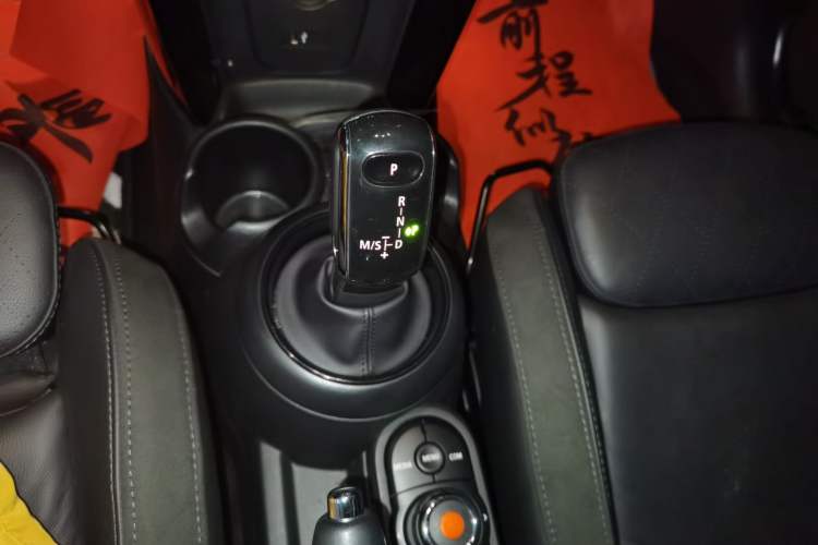 Used MINI 2018 1.5T COOPER Artist Gear Lever