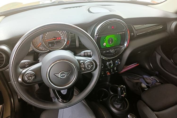 Used MINI 2018 1.5T COOPER Classic Edition Five-Door Version Center Console