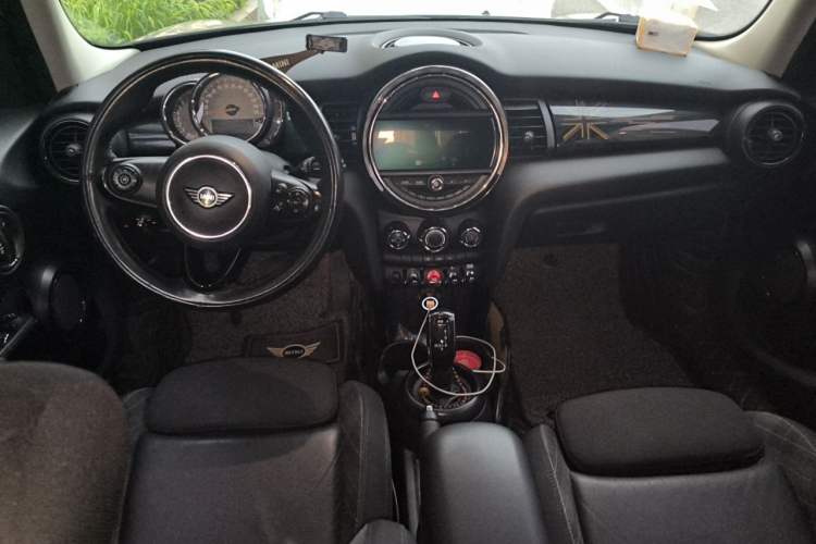 Used MINI 2018 1.5T COOPER Classic Edition Five-Door Version Center Console