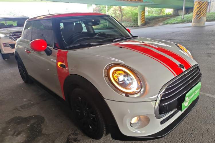 Used MINI 2018 1.5T COOPER Classic Edition Front Right 45 Deg