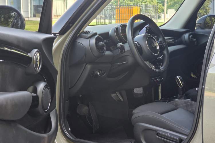 Used MINI 2018 1.5T COOPER Classic Edition Five-Door Version Interior 2
