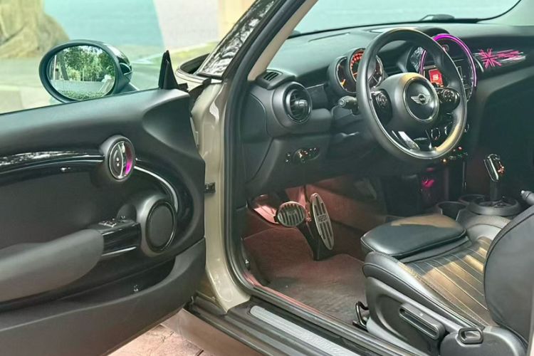 Used MINI 2018 2.0T COOPER S Artist Interior 4