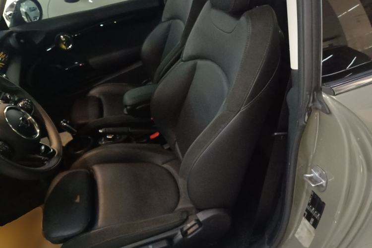 Used MINI 2018 1.5T COOPER Artist Interior 4
